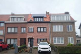 🏡 Bezoekdag – Zondag 29/03 (op afspraak)<br /><br />Ontdek onze woning tijdens de bezoekdag. Tijdens deze dag kan je de woning rustig bezichtigen en de sfeer zelf ervaren. Om elk bezoek voldoende tijd en aandacht te geven, werken we uitsluitend op afspraak met gereserveerde tijdsloten.<br /><br />📅 Zondag 29/03<br />⏰ Tijdslot reserveren verplicht<br /><br />👉 Interesse? Reserveer je bezoek via 0473 82 13 36 en ontdek of dit jouw nieuwe thuis wordt.<br /><br />Adres: Groenstraat 117; 2610 Wilrijk<br /><br />Deze grotendeels gerenoveerde en gesloten gezinswoning is gelegen tussen de begraafplaats Schoonselhof en achterliggende weilanden in de nabijheid van verschillende winkels, scholen, parken, openbaar vervoer, A12, E19, de stad Antwerpen,… <br />De grote troeven van deze woning zijn de ruime en gezellige woonkamer, de eigentijdse en ruime keuken, 3 volwaardige slaapkamers, dressing, de prachtige en praktische badkamer, het gezellige en groene terras (koel in de zomer, warm in het voor- en najaar) en de verrassend ruime tuin die uitkomt op weilanden. <br /><br />De woning is bovendien uitgerust met 17 zonnepanelen (34 m² in totaal) die in combinatie met een aantal van de andere renovatiewerken van de voorbije jaren zorgen voor een mooie EPC score van 139kWh (label B). Kortom een energiezuinige en grotendeels gemoderniseerde woning die mits het beter isoleren van een klein roofingdak (4,5 m²) zelfs snel EPC label A kan halen! <br /><br />De ingebouwde keuken is uitgerust met een oven, koelkast, inductiekookplaat, dampkap en vaatwasser. De woning is ook voorzien van een (zeer) ruime kelder. <br /><br />Bouwjaar: 1953<br />Bewoonbare opp.: 216 m²<br />Grondopp.: 472 m²<br />KI: €482,86<br /><br />Renovaties:<br /><br />2014: geïsoleerd dak boven keuken, 2 gasboilers, renovatie living<br />2015: nieuwe ramen &amp; buitendeuren<br />2016: nieuwe keuken + elektriciteit &amp; leidingen, renovatie toilet<br />2020: nieuwe dakkapel vooraan<br />2021: 11 zonnepanelen achteraan<br />2023: volledig nieuw dak (+6 zonnepanelen), nieuwe badkamer, renovatie trappen &amp; traphal<br />