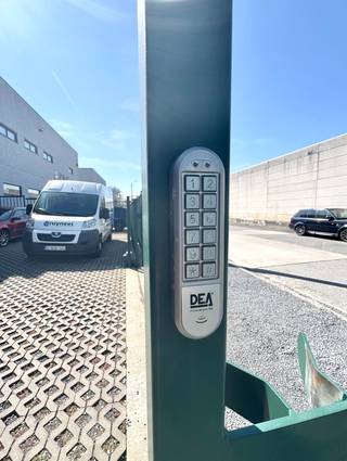 Opslagplaats/-unit op locatie met goede verbindingen te industriezone Spinnerijstraat 8793 Waregem; Toegang: via een schuifpoort vooraan en naar...