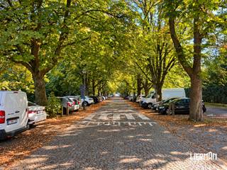 -- Bezoekmoment enkel op afspraak --<br /><br />Aan de statige Parklaan, vlak aan de ingang van de groene Osbroekdreef, bevindt zich dit unieke herenhuis boordevol potentieel. De woning ademt karakter en authenticiteit, met hoge plafonds, royale ruimtes en indrukwekkende raampartijen die zorgen voor een overvloed aan natuurlijk licht. <br /><br />Hoewel de woning renovatie vereist, biedt ze een uitzonderlijke basis voor wie op zoek is naar ruimte, rust en veelzijdigheid. De diepe, grote tuin vormt een oase van groen en privacy, ideaal voor gezinnen, tuinliefhebbers of wie droomt van een buitenruimte met mogelijkheden. <br /><br />Deze burgerwoning is perfect gelegen rechtover restaurant Kelderman en de Osbroek met al haar sportfaciliteiten. U bent zo het stadspark in maar evengoed te voet meteen in het centrum van Aalst. De oprit E40 bereikt u in minder dan 5 minuten. <br /><br />Troeven van deze woning: <br />- Grote bewoonbare oppervlakte met hoge plafonds <br />- Prachtige lichtinval dankzij de grote raampartijen <br />- Diepe tuin met veel potentieel <br />- Polyvalente indeling: ideaal voor praktijk aan huis, atelier, kantoor of thuiswerk <br />- Gelegen op een toplocatie <br /><br />Deze woning is perfect voor wie houdt van karaktervolle architectuur en een renovatieproject niet uit de weg gaat. Laat je inspireren door de ruimte en de ligging, en maak van deze woning jouw unieke thuis of werkplek. <br /><br />Laat u verrassen en kom een kijkje nemen! Contacteer ons via info@immolierman.be of 053 / 89 99 66.