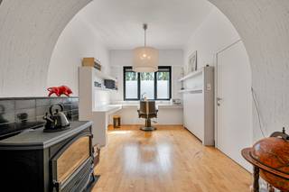 INSTAPKLARE WONING MET EEN ZIEL, SPECIALE INDELING, KNAPPE TUIN mooie gevel met recente extra isolerende ramenHal met authentieke art deco deur,...