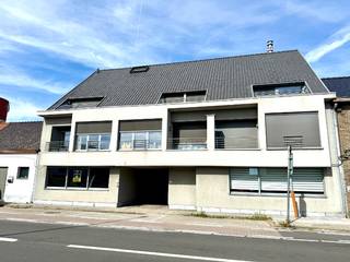 Dit gelijkvloerse appartement omvat inkom met vestiairekast, mooie leefruimte, open volledig ingerichte keuken met alle toestellen...