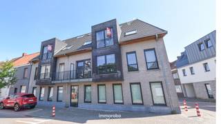 Appartement met lichtrijke living, open ingerichte keuken (met o.a. vaatwas), inkom (met inkomkast), toilet, berging, 2 badkamers, 2 slaapkamers, terras. <br /><br />Garagebox inbegrepen in de huurprijs.<br /><br />Beschikbaarheid: onmiddellijk <br />Syndickosten: €50/maand<br /><br />Voor meer info of een bezoek: lisa@immoroba.be