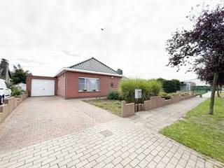 Vandaag nemen we je mee naar deze open bungalow in Sint-Amands, gelegen in een rustige straat.<br /><br />Bij het betreden van de woning komen we in de inkomhal, die toegang geeft tot de verschillende ruimtes.<br /><br />We betreden de ruime en lichtrijke leefruimte met aansluitend de volledig geïnstalleerde keuken die voorzien is van een vaatwas, kookplaat, oven en spoelbak. De keuken geniet van een deur die toegang geeft tot de aangename veranda waar je gezellig kan tafelen met zicht op de enorme tuin.<br /><br />Verder vinden we drie slaapkamers terug, een gastentoilet en een badkamer, uitgerust met een douche in bad en lavabo.<br /><br />Een extra troef is de zeer ruime zolder, bereikbaar via een zolderluik in de inkomhal. Deze doet dienst als opbergruimte.<br /><br />In de tuin kan je aangenaam genieten van een aperitiefje, ook is de tuin privatief ingericht.<br />De maandelijkse provisie voor het tuinonderhoud bedraagt €105,00.<br /><br />De garage biedt voldoende mogelijkheden om een wagen te parkeren.<br />Tot slot beschikt de woning over een oprit, goed voor meerdere wagens.<br /><br />De comfortabele kelder biedt extra opslagruimte.<br /><br />Heb je interesse in deze ruime bungalow op een rustige locatie?<br />Neem gerust contact op via roy@julimmo.be of 0498 62 74 71.