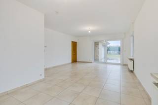 Een verrassende open bebouwing met veel ruimte....Via de grote oprit met poort komen we de woning binnen in de hal met apart gastentoilet. De living...