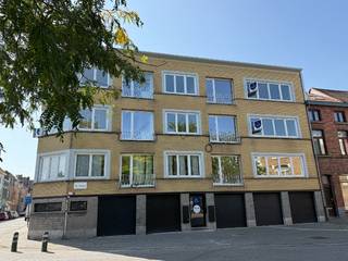 *** REEDS 3 VAN DE 5 APPARTEMENTEN VERKOCHT !!! ***<br /><br />Op een charmante locatie aan een groen en rustig pleintje, vlak bij het natuurgebied <strong>Rozebroeken </strong>(Sint-Amandsberg - Henri Van Cleemputteplein), vinden we dit <strong>volledig vernieuwde luxe-appartement</strong>. Het maakt deel uit van een stijlvol gebouw dat recent volledig werd gerenoveerd en bestaat uit slechts zes appartementen, wat zorgt voor een kleinschalig en aangenaam wooncomfort.<br /><br />Het appartement is tot in de puntjes afgewerkt en combineert <strong>comfort, energiezuinigheid en esthetiek</strong>. U wordt verwelkomd in een inkomhal met<strong> ingemaakte kasten</strong>, die overloopt in een zeer ruime en lichtrijke leefruimte met grote raampartijen. De <strong>open, volledig geïnstalleerde keuken</strong> vormt het hart van de woning en is afgewerkt met hoogwaardige materialen.<br /><br />Er zijn t<strong>wee ruime volwaardige slaapkamers</strong> en een smaakvol ingerichte <strong>douchekamer </strong>met <strong>inloopdouche, dubbel lavabomeubel </strong>en moderne afwerking.<br />Verder zijn er nog <strong>3 praktische bergingen</strong> beschikbaar.<br /><br />Technisch is dit appartement volledig mee met zijn tijd:
<ul>
<li><strong>Lucht-water warmtepomp </strong>(voor zowel koelen als verwarmen)</li>
<li><strong>Privatieve zonnepanelen</strong></li>
<li><strong>Ventilatiesysteem C+ </strong></li>
<li><strong>Energielabel A(44 kwh/m² jaar)</strong></li>
</ul>
Het is <strong>volledig geschilderd</strong>, voorzien van <strong>verlichtingsarmaturen</strong> en instapklaar.<br />Bewoners kunnen gebruik maken van de <strong>gemeenschappelijke fietsenberging</strong> en er is <strong>mogelijkheid tot aankoop van een garagebox</strong>.<br /><br />De ligging is uitstekend: op <strong>1 km van station Gent-Dampoort</strong>, met <strong>vlotte verbindingen naar het centrum van Gent</strong>, winkels, openbaar vervoer en invalswegen.<br /><br />Bent u op zoek naar een instapklaar, luxueus en energiezuinig appartement op een fijne, rustige locatie in Gent? Dan is dit zonder twijfel een buitenkans.<br /><br />Contacteer ons voor meer informatie of een bezoek ter plaatse.