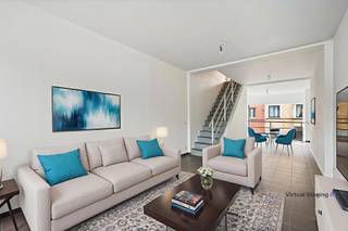 Momenteel handelspand - moet nog <span>herbestemd worden naar eengezinswoning</span>.<br /><br />De woning heeft volgende indeling:<br />- gelijkvloerse verdieping: polyvalente ruimte, apart toilet 1, inpandige garage met elektrische poort.<br />- eerste verdieping: lichtrijke leefruimte.<br />- tweede verdieping: 2 slaapkamers, keuken, badkamer, apart toilet 2 en een zonnig terras.<br /><br />Daarnaast beschikt het handelspand over een inpandige garage (verplicht bij te kopen 25.000,00€).<br /><br />Mits het aanpassen van de verwarming (veranderen naar warmtepomp) en/of het toevoegen van zonnepanelen of het isoleren van het dak is de woning niet meer onderworpen aan de renovatieplicht.<br /><br />PLUSPUNTEN:<br />- CENTRALE LIGGING<br />- INSTAPKLAAR<br />- INPANDIGE GARAGE