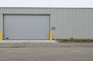 Magazijn van 1610m² met inpandig kanoor 40m² te huur in de industriezone van MalleVOORZIENINGENAutomatische sectionaalpoort met aparte ingangLED...