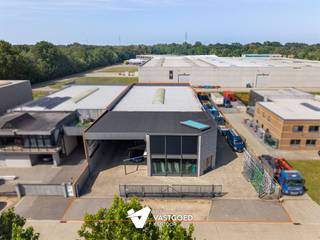 <p><span>Ruim en uitstekend onderhouden bedrijfspand met kantoorruimte op een gunstige locatie te Balen!</span></p><p><span> </span></p><p><span>Belangrijkste troeven:</span></p><ul><li><span>Vlotte bereikbaarheid nabij belangrijke invalswegen</span></li><li><span>Volledig omheind terrein met geautomatiseerde toegang</span></li><li><span>Geschikt voor diverse bedrijfsactiviteiten</span></li><li><span>Extra opslag- of werkruimte dankzij de tussenvloer</span></li><li><span>Verzorgde kantoorruimtes met aangenaam werkcomfort</span></li><li><span>Veel lichtinval door de grote raampartijen</span></li><li><span>Praktische laad- en losmogelijkheden</span></li><li><span>Ruime verharde buitenruimte</span></li><li><span>Elektrische toegangspoort voor goederenverkeer</span></li><li><span>Mogelijkheid tot showroom of commerciële invulling</span></li><li><span>Voorzien van toegangscontrole</span></li><li><span>Flexibele overnameconstructie mogelijk</span></li></ul><p><span> </span></p><p><span>Dit multifunctionele bedrijfspand biedt een interessante combinatie van opslag-, werk- en kantoorruimte.</span></p><p><span>Dankzij de doordachte indeling, de verzorgde staat van onderhoud en de gunstige ligging vormt dit pand een ideale uitvalsbasis voor ondernemers die op zoek zijn naar ruimte, toegankelijkheid en flexibiliteit.</span></p><p><span>Wenst u meer info of een vrijblijvende bezichtiging? Contacteer dan ons kantoor op het nummer 014 39 99 99 en wij helpen u graag verder.</span></p>