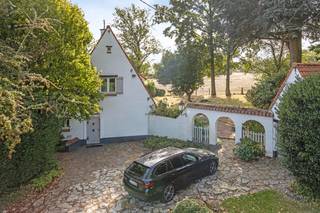 Te Koop – Charmante 4-gevelvilla met uniek vergezicht in Sterrebeek Op een prachtig zuidgericht en bovendien achterin gelegen perceel van...