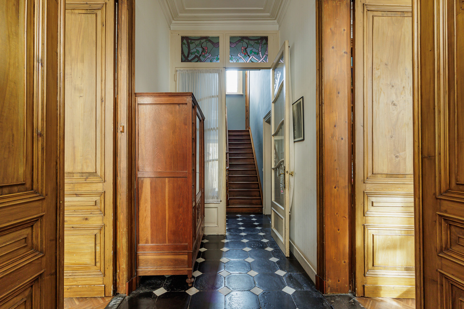 Karaktervolle meesterwoning met grote tuin en polyvalent bijgebouw - foto 2