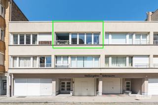 Dit volledig gerenoveerd appartement bevindt zich op een toplocatie te Oostende. Om de hoek bevindt zich de zeedijk en u bereikt het centrum in een handomdraai. Evenzeer bevinden zich op fiets/wandel afstand o.a. een bakker, slagerij, groentewinkel en supermarkt.<br /><br />Het pand werd recent volledig gerenoveerd en is volledig instapklaar. Het betreft daarenboven een kleinschalige residentie wat de maandelijkse kosten aanzienlijk drukt. <br /><br />Bij het betreden van het appartement heeft u een ruime inkomhal die de kamers met elkaar verbindt. Hier is er tevens tal van kastruimte beschikbaar alsook een apart toilet.<br /><br />De leefkamer heeft een open en lichtrijk aanvoelen. Er is hier zowel een eet-als leefhoek alsook een moderne keuken. Deze open keuken is voorzien van moderne apparatuur (met o.a. een inbouw oven, vriezer, koelkast, afwasmachine en gasfornuis voor de keukenliefhebber).<br /><br />Aan de voorzijde is er ook een groot binnenterras waar het gezellig vertoeven is. <br /><br />Achter in het appartement zijn er twee volwaardige slaapkamers aanwezig. Hier is er tevens een breed terras. De badkamer is uitgerust met een grote inloopdouche en lavabo.<br /><br />In het appartement is er een ruime berging met voldoende plaats voor wasmachine, droogkast en eventuele waterontharder. <br /><br />Er is een bijhorende kelder in het gebouw beschikbaar. <br /><br />Ideaal appartement voor alleenstaande, koppel of gezin met één kind, als 2de verblijf of als investeringsvastgoed voor verhuur.<br /><br />Aarzel niet en neem contact op voor meer info of een afspraak! <br /><br />