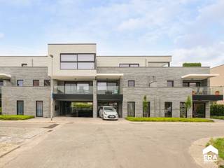 <p><strong>Exclusief penthouse van 157 m² met 2 slaapkamers, prachtige veranda, ruim terras met groenaanleg in hartje Lindelhoeven.</strong></p><p><br /></p><p>Gelegen op de tweede verdieping beschikt dit uitzonderlijk afgewerkte penthouse over een unieke combinatie van ruimte, comfort, energiezuinigheid en privacy op een toplocatie nabij het centrum van Lindelhoeven.</p><p><br /></p><p>De ruime leefruimte met open keuken baadt in natuurlijk licht dankzij de grote raampartijen en sluit naadloos aan op de stijlvolle veranda en het terras. Hoogwaardige materialen, talrijke maatwerk inbouwkasten en een verfijnde afwerking zorgen voor een luxueuze woonbeleving. Dankzij de unieke ligging geniet u bovendien van uitzonderlijke privacy met nauwelijks inkijk vanuit omliggende gebouwen.</p><p><br /></p><p>Met een E-peil van 17, EPC-label A, 10 zonnepanelen (4.000 Wp), ventilatiesysteem D, warmtepomp met vloerverwarming en actieve koeling én vier airco-units combineert dit penthouse maximaal comfort met een uitstekende energiezuinigheid.</p><p><br /></p><p>Inbegrepen zijn twee ondergrondse parkeerplaatsen met aanwezige krachtstroom en een ruime private kelderberging.</p><p><br /></p><p>Een unieke kans voor wie op zoek is naar ruimte, luxe, privacy en energiezuinig wonen op een toplocatie!</p><p><br /></p><p>Meerdere foto's beschikbaar op aanvraag.</p>