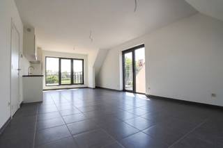 Dit recente appartement is gelegen op de baan van Oelegem richting Zandhoven. Supermarkt en openbaar vervoer vlakbij.<br />In dit gebouw zijn er zes appartementen en is er een lift.<br /><br />Apart toilet voorzien van handenwasser<br />Leefruimte met open keuken op tegels voorzien van: ijskast - kookvuur - dampkap en oven<br />Badkamer met ligbad en lavabo<br />Berging (met aansluiting voor wasmachine)<br />Twee slaapkamers<br />Zeer ruim terras met zicht op de velden<br />Autostaanplaats<br /><br />BIJZONDERHEDEN<br />Maandelijkse kosten 90 euro (forfait, mogelijk om jaarlijks aan te passen), omvattende: elektriciteit gemeenschappelijke delen, kosten syndicus, gebruik lift<br />Vrij vanaf 1/12/2026<br /><br />POSITIEVE ASPECTEN<br />Ruim terras<br />op een boogscheut van het centrum van Oelegem<br />dichtbij alle verbindingswegen