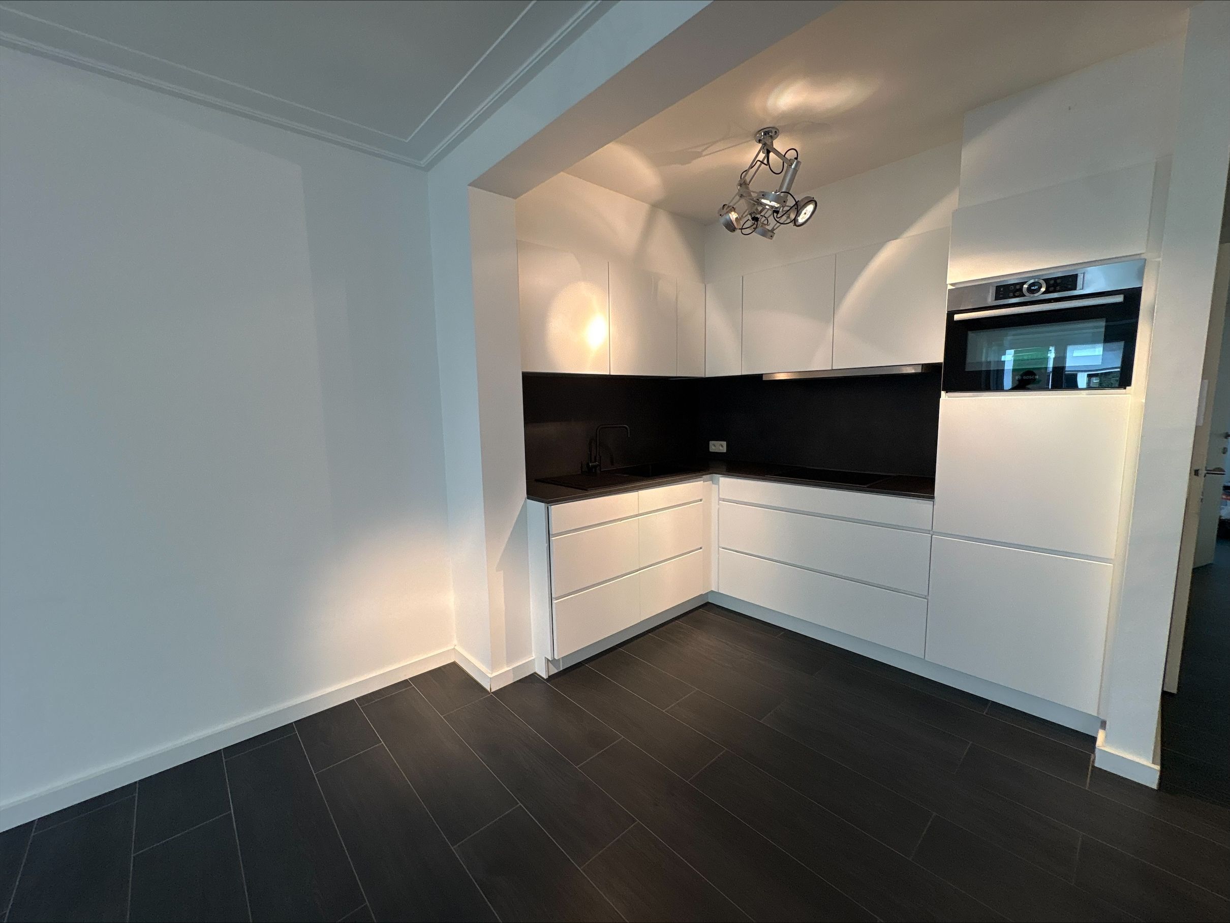 Te huur, mooi gerenoveerd 2-slaapkamerappartement in de Rogierlaan, Oostende. - foto 3