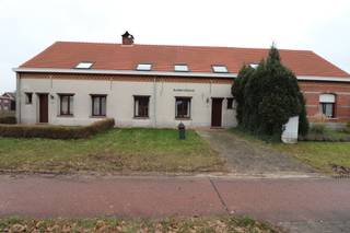 INDELINGGELIJKVLOERSInkomhal met berging onder de trap, woonkamer met gashaard, keuken met gashaard voorzien van vitro keramische kookplaat en...