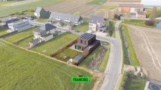 Deze recente woning (bouwjaar 2022) combineert modern comfort met energiezuinige technieken en is rustig gelegen in een doodlopende straat in Klerken.<br /><br />Bij het betreden van de woning kom je in een ruime inkomhal die leidt naar de lichtrijke, open leefruimte. Dankzij de grote raampartijen geniet je hier van een aangename natuurlijke lichtinval. De volledig uitgeruste keuken biedt alle hedendaags comfort en sluit naadloos aan op de leefruimte. Op het gelijkvloers bevinden zich bovendien een praktische berging en een inpandige garage.<br /><br />Op de verdieping zijn er drie volwaardige slaapkamers en een stijlvolle badkamer.<br /><br />De woning is uitgerust met vloerverwarming én passieve koeling, zowel beneden als boven, aangestuurd door een energiezuinige lucht/water warmtepomp. Deze installatie voorziet eveneens in het sanitair warm water, waardoor één efficiënt systeem meerdere functies combineert.<br /><br />Verder beschikt de woning over een ventilatiesysteem type D, een regenwaterput van 15.000 liter met modulerende pomp, en een geavanceerd filtersysteem met koolstoffilter en UV-lamp. De 20 zonnepanelen (380 Wp per paneel), zuidoost georiënteerd, zijn aangesloten op een hybride omvormer die voorbereid is op batterijopslag.<br /><br />Qua afwerking werd gekozen voor onderhoudsvriendelijke keramische vloeren (60x60 cm) doorheen de volledige woning. De ramen en deuren zijn uitgevoerd in PVC met driedubbele beglazing (met een aluminium schuifraam), en alle opengaande ramen zijn voorzien van draai-kipsystemen én vliegenramen.<br /><br />Tot slot is de woning uitgerust met een videofoon die via een app bediend kan worden, en zijn alle slaapkamers voorzien van aansluitingen voor internet en distributie.<br /><br />Kortom, een instapklare, energiezuinige woning met alle hedendaags comfort op een rustige topligging.<br /><br />