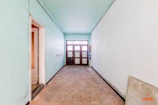 Deze woning is gelegen op een commerciële ligging te Sint-Amandsberg, vlakbij verschillende verbindingswegen, het openbaar vervoer en op...