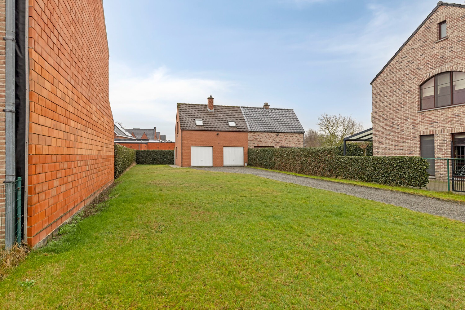 Halfopen bouwgrond met goed ingerichte dubbele garage - foto 4