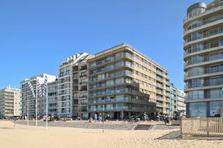 Ruim appartement op de vijfde verdieping van residentie Claridge, ideaal gelegen in het centrum van Knokke-Zoute. Het appartement biedt een zijdelings zeezicht en een verreikend zicht over de Sparrendreef. Een perfecte combinatie van ligging en comfort.<br /><br />De ruime woonkamer met eetgedeelte en grote raampartijen zorgt voor een aangename leefruimte met veel lichtinval. De keuken is volledig uitgerust met moderne toestellen en vormt het hart van het appartement.<br /><br />Het appartement bevat drie volwaardige slaapkamers en drie ruime badkamers, ideaal voor wie opzoek is naar ruimte en privacy. <br /><br />Mogelijkheid tot aankoop van een autostaanplaats in de residentie.