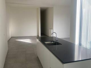 Gelegen op de gelijkvloerse verdieping van een nieuwbouwcomplex in het centrum van Kapellen bieden wij dit 2 slaapkamer appartement aan.De leefruimte...