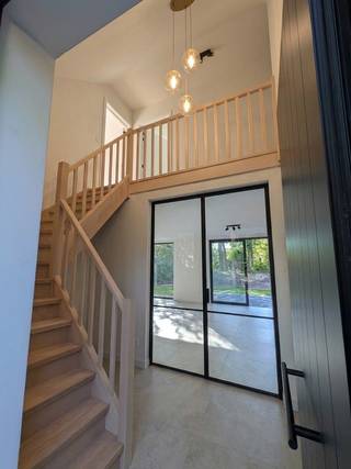 Deze stijlvolle, vrijstaande, instapklare nieuwbouwwoning van 155m² combineert hedendaags wooncomfort met een kwalitatieve afwerking. De woning bevindt zich op een perceel van 1380m², midden in het groen.<br /><br />Via de voordeur kom je in een inkomhal met gastentoilet voorzien van een douchetoilet en handenwasser. Via de smeedijzeren deur kom je in de ruime leefruimte. Grote raampartijen zorgen voor veel natuurlijk licht. De grote schuifdeur geeft uit op een terras van 12m².<br /><br />De gerieflijke keuken is o.a. voorzien van voldoende kastruimte, een kookeiland met zitmogelijkheid, twee ovens en een BORA-kookplaat met ingebouwde afzuiging. Via de doorloopdeur in de kastenwand kom je in de ruime berging/technische ruimte, waar zich eveneens de achterdeur bevindt.<br /><br />Boven vind je drie slaapkamers. De master bevat een ensuite dressing en grote raampartij die uitzicht geeft over het mooie groen van de tuin.<br /><br />De kwalitatief afgewerkte badkamer beschikt over een inloopdouche en vrijstaand bad. Je vindt boven ook nog een apart toilet.<br /><br />Technische aspecten:<br />* Vloerverwarming en koeling via lucht/water-warmtepomp<br />* Ventilatiesysteem D<br />* Aluminium ramen met 3-dubbele beglazing<br />* Regenwaterput van 7500l met recuperatiesysteem<br />* Voorziening voor laadpaal<br />* Woning reeds voorzien van LED-verlichting<br />* BEN-woning, EPB-attest in aanvraag<br />* Zonnepanelen kunnen nog voorzien worden<br /><br />Troeven op een rij:<br />* Vrijstaande nieuwbouwwoning, instapklaar <br />* Ruim perceel van 1380m²<br />* Rustige, groene ligging<br />* Ruime keuken met 2 ovens en BORA-kookplaat<br />* Master bedroom met ensuite dressing en zicht op groen<br />* Badkamer met inloopdouche en vrijstaand bad<br />* Gastentoilet met douchetoilet en handenwasser<br />* Keramische tegelvloer in travertin-look<br />* Smeedijzeren deur op plafondhoogte<br />* Ruime berging met binnen- en buitentoegang<br />* Voorziening laadpaal<br /><br /><br />Grondaandeel: €185.000 (onderhevig aan registratierechten)<br />Constructie: €400.000 (onderhevig aan BTW)<br /><br />Meer info of komen kijken?<br />0497/74.74.70 of sanderdd@gmail.com