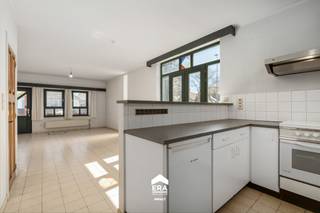 <p>Deze karaktervolle woning is gelegen in Peer, op een gunstige locatie met tal van wandelroutes en voorzieningen in de directe omgeving. Winkels, horeca en scholen bevinden zich op korte afstand, terwijl je dankzij de vlotte verbindingen snel in Bree, Meeuwen, Hechtel-Eksel en Neerpelt bent. Ook het openbaar vervoer is nabij, wat zorgt voor extra comfort in het dagelijkse leven.</p>

<p><br />De halfopen bebouwing uit 1934 bestaat uit twee afzonderlijke woningen (huisnummers 23 en 25) en biedt enorm veel potentieel. Met maar liefst 5 zeer ruime slaapkamers, grote leefruimtes en een lichtrijke indeling dankzij de vele ramen, vormt dit een ideale basis om uw eigen visie tot leven te brengen. De ruime volledig afgewerkte zolder van ca. 71,89 m² biedt bijkomende mogelijkheden, zoals extra slaapkamers of een polyvalente ruimte. Verder is er een kelder, een ruime wasplaats en een onderhoudsvriendelijke, omheinde tuin op een perceel van 844 m². De woning beschikt over een degelijke structuur en verwarming op gas, en het biedt de perfecte basis om naar eigen smaak te renoveren</p>

<p><br /><strong>Enkele troeven:</strong></p>

<ul><li>Twee aparte woningen: Ideaal voor investering of projectontwikkeling</li><li>Ruime zolder: Perfect om extra kamers of een hobbyruimte te creëren</li><li>Groot perceel: 844 m² met onderhoudsvriendelijke tuin</li><li>Tal van mogelijkheden: Renovatie naar eigen smaak en noden</li></ul>

<p><br /><strong>Ontdek de mogelijkheden van deze eigendom en plan vandaag nog een bezoek via impact@era.be of op 089 46 48 63. Khaz helpt je graag verder.</strong></p>