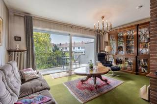 Bent u op zoek naar een huis met veel potentieel op een toplocatie? Ontdek deze te renoveren 3-gevel bel-etage, gelegen in de rustige J. Bogemansstraat 209 te 1780 Wemmel. Deze ruime woning biedt u de unieke kans om alles volledig naar eigen smaak in te richten en af te werken.Bij het betreden van de woning komt u in een zeer ruime inkomhal. Op het gelijkvloers bevindt zich een handig bureau of atelier, ideaal voor thuiswerkers of hobbyisten. Verder vindt u hier een inpandige, ruime garage met oprit, diverse praktische kelderruimtes en directe toegang tot de zonnige tuin waar het heerlijk vertoeven is.Op de eerste verdieping wacht een lichtrijke leefruimte op u, dewelke is voorzien van directe toegang tot een gezellig terras. Naast de leefruimte bevindt zich een aparte keuken.De tweede verdieping herbergt drie volwaardige slaapkamers, een badkamer en een dressing. Deze dressing kan perfect dienen als een compacte vierde slaapkamer of kinderkamer.Hoewel de woning opfrissings- en renovatiewerken vereist, is het potentieel enorm. Bovendien is de ligging een absolute troef: rustig gelegen, maar toch uiterst centraal. Dit pand is onderworpen aan de renovatieverplichting van de Vlaamse overheid voor residentiële gebouwen (behoudens bij sloop binnen 5 jaar na de aankoop). Consulteer voor meer informatie de website van het Vlaams Energie- en Klimaatagentschap via https://www.vlaanderen.be/een-woning-kopen/renovatieverplichting-voor-residentiele-gebouwenBestuursmaatregelen in het maatregelenregister: nee