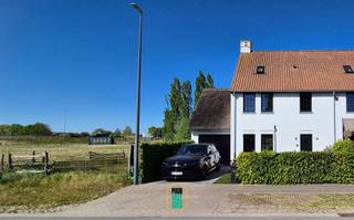 Deze halfopen bebouwing landelijke gelegen in Westkapelle (Knokke-Heist) werd gebouwd in 2017 in de typische moderne lijn van de Knokse...