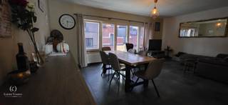 <u><strong>PLUSPUNTEN:</strong></u><br />+ Energiezuinig<br />+ Privatieve garage<br />+ Min. 3 slaapkamers<br />+ Nabij centrum, openbaar vervoer en winkels<br /><br />Deze woning biedt alles wat je nodig hebt om comfortabel te wonen in de stad inclusief een garage, wel zo handig voor makkelijk parkeren en extra opslagruimte. Zo staat je wagen altijd veilig en droog binnen. Momenteel wordt de garage ter beschikking gesteld aan een huurder. Het woongedeelte bevindt zich op de 1ste en 2de verdieping. <br /><br />Bij binnenkomst word je verwelkomd in de inkomhal die toegang geeft tot een polyvalente ruimte met aparte ingang en wasplaats. Dankzij deze aparte ingang is de voorste ruimte geschikte voor diverse doeleinden mits de juiste technische aanpassingen: (thuis)kantoor, bergruimte of extra slaapkamer zijn slechts een paar voorbeelden. Dit maakt de woning bijzonder flexibel en geeft je volop mogelijkheden om de woning aan te passen aan jouw woonwensen.<br /><br />De trap leidt je naar het woongedeelte. Via de overloop kom je in de gezellige woonkamer met grote raampartijen waar het het hele jaar door goed toeven is. Aansluitend bevindt zich de eetkamer met toegang tot het overdekt terras. In de keuken heb je de mogelijkheid om deze volledig naar eigen smaak verder in te richten.<br /><br />Op de 2de verdieping vind je 3 ruime slaapkamers, waarvan één beschikt over een eigen dressing en <em>ensuite</em> badkamer. De badkamer is uitgerust met een lavabo, toilet, douche én bad zodat je kan kiezen voor een verfrissende douche of een ontspannend bad. <br /><br />De gunstige ligging nabij het centrum zorgt ervoor dat je gemakkelijk toegang hebt tot het openbaar vervoer en alle voorzieningen die de stad te bieden heeft. Tegelijk zijn ook de vele fiets- en wandelroutes die Haspengouw rijk is vlakbij. Kom deze karaktervolle woning dus snel met eigen ogen ontdekken!<br /><br />Voor de keuken en polyvalente ruimte zijn offertes beschikbaar ter inspiratie.<br />De garage is een aparte kavel. Indien men vooral interesse zou hebben in de woning en niet onmiddellijk nood heeft aan een garage, kunnen woning en garage afzonderlijk worden verkocht. Overleg mogelijk.<br /><br />* Kadastraal is de woning een appartement en maakt zij deel uit van een kleinschalige residentie van 3 wooneenheden. <br /><br /><u><strong>CONTACT:</strong></u><br />Zie jij ook de vele troeven van deze charmante woning?<br />Contacteer mij voor meer info of een vrijblijvende bezichtiging via 011/49.75.90.<br /><br /><em>De vermelde oppervlaktes zijn slechts indicatief. Katrien Wouters - creating IMMOtions kan niet verantwoordelijk gesteld worden voor de juistheid van de aan haar verstrekte gegevens.  </em>