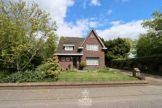 Deze charmante vrijstaande woning heeft al een praktische indeling met ruime, luchtige vertrekken. Ook de verdieping geniet van mooie...