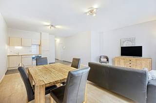 Dit lichtrijke 2-slaapkamerappartement is gelegen op de 4de verdieping van een gebouw in de Pelikaanstraat, in het hart van Brussel. Dankzij de centrale ligging combineert het appartement het comfort van wonen in de stad met een uitstekende bereikbaarheid.<br /><br />Het appartement is als volgt ingedeeld:<br />- lichtrijke leefruimte met open, ingerichte keuken<br />- keuken voorzien van kookplaat, oven en geïntegreerde koelkast<br />- twee ruime slaapkamers<br />- badkamer met ligbad en enkele wastafel<br />- aangenaam balkon met oostoriëntatie<br /><br />In het gebouw bestaat de mogelijkheid om een staanplaats aan te kopen. Er zijn twee staanplaatsen beschikbaar, telkens voor 20.000 EUR per stuk. De staanplaatsen zijn niet inbegrepen in de vraagprijs.<br /><br />Op wandelafstand bevinden zich de Nieuwstraat, het De Brouckèreplein en de Grote Markt, met tal van winkels, restaurants, cafés en culturele voorzieningen in de directe omgeving. Ook het openbaar vervoer is uitstekend bereikbaar, met metro-, tram- en busverbindingen in de buurt. Het station Brussel-Noord bevindt zich bovendien op slechts enkele minuten wandelen.<br /><br />Het appartement wordt individueel elektrisch verwarmd. Daarnaast beschikt het over een EPC E+, waardoor het reeds voldoet aan de energetische normen die vanaf 2033 in het Brussels Hoofdstedelijk Gewest van kracht worden.<br /><br />Wenst u dit appartement graag te bezichtigen? Vraag uw bezoek aan via www.dewaele.com of neem rechtstreeks contact op met Danielle Kaluza via 0491 27 21 88.