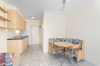 <p>Te koop: studio-appartement in het hart van Nieuwpoort, op de Albert I laan, met vrij zicht en nabij openbaar vervoer.</p>
<p> </p>
<p>Deze recente constructie (bouwjaar 2002) biedt een compacte maar comfortabele woonruimte, ideaal voor wie centraal wil wonen. De studio is zongericht, waardoor u de hele dag geniet van natuurlijke lichtinval. Dankzij de ligging in het centrum heeft u winkels, horeca en het openbaar vervoer op wandelafstand. Het vrij zicht geeft een aangename openheid, zelfs midden in de stad.</p>
<p> </p>
<p>Belangrijkste ruimtes:<br />• Living met veel lichtinval en toegang tot het terras<br />• Open keuken, praktisch ingedeeld<br />• Badkamer met douche en wastafel<br />• Inkomhal met vestiaire<br />• Zongericht terras, ideaal voor een koffiepauze</p>
<p> </p>
<p>Troeven:<br />• Studio pal in het centrum!<br />• Zongericht!<br />• Recente constructie!</p>
<p> </p>
<p>Neem vandaag nog contact op met je ERA-makelaar voor een bezoek.<br />058 222 222 of op gert@eraservimo.be</p>
<p> </p>
<p>JOUW DROOMAPPARTEMENT. ZO GEVONDEN!</p>