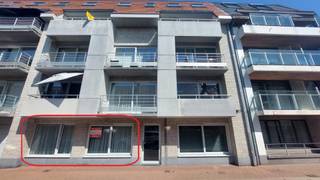 Dit gezellige gelijkvloers appartement is centraal gelegen in Bredene Duinen, <br />op wandelafstand van het strand, winkels en openbaar vervoer;<br /><br />In een rustige moderne residentie met een bewoonbare oppervlakte van 50m²<br /><br />Voorzien met een inkomhal met plaats voor vestiairekast.<br />Lichtrijke en gezellige woonkamer met open ingerichte keuken met toestellen inclusief vaatwasser.<br />Een tussenhal met berging en aansluitingen wasmachine.<br />Tijdloze badkamer met ligbad combi douche en dubbel lavabomeubel en een apart toilet.<br />1 slaapkamer.<br /><br />Tevens een gemeenschappelijke fietsenberging.<br /><br />Het appartement is beschikbaar bij de akte.<br />EPC waarde van 240 kWh = Label C<br />Blanco keuring van de elektriciteit tot 2032 en geen asbest aanwezig.<br /><br />Lage algemene onkosten voor de gemene delen.<br /><br />Ideaal voor jonge starter, investering of tweede verblijf.<br /><br />Mis deze kans niet. Scherpe vraagprijs van 144.000 euro<br /><br /><br /> 