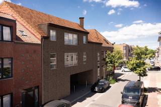 Gelijkvloers appartement dat deel uitmaakt van residentie Maryman gelegen op de hoek van de Antwerpse Steenweg met de Lindenstraat te Sint-Niklaas met 4 wooneenheden. U beschikt over een knus terras en u heeft de mogelijkheid om een overdekte parkeerplaats aan te kopen.De indeling van het pand is als volgt: U betreedt het appartement via de private inkomhal met vestiaire mogelijkheden. Verder door komt u terecht in de eetkamer, de open keuken met aanpalende berging en de living. Vanuit de eetkamer kan u via het grote schuifraam naar het knusse terras.Het appartement dient nog opgericht te worden, u kan dus nog steeds alle keuzes zelf maken.Nog enkele troeven van dit pand: Vloerverwarming met lucht/water warmtepomp, een laag energiepeil conform de geldende normen, de mogelijkheid tot aankopen van een overdekte parkeerplaats aan € 7.500,00. Als we spreken over de prijs is datexclusief btw, zonder registratie- en notariskosten! De plannen &amp; lastenboek zijn op afspraak en zeer vrijblijvend te bekijken.