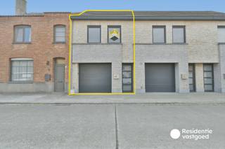Recente woning (2013) met 3 slaapkamers, garage en zonnige tuin nabij centrum Oudenburg. Deze woning omvat o.a. apart toilet, ruime garage met elektrische sectionale poort, living met open ingerichte keuken en een zonnige tuin met tuinhuis en terras. Op de eerste verdieping bevinden er zich 3 slaapkamers, 1 badkamer met douche en een apart toilet. De zolder biedt tevens extra opbergruimte en is voorzien van een veluxraam.<br />De tuin is georiënteerd op het zuidwesten, waardoor je de hele dag kunt genieten van de zon. Dit maakt het de perfecte plek om te ontspannen of om buiten te eten op warme zomeravonden. <br /><br />Centrale verwarming op aardgas - Maandelijkse huurprijs: €950 - Onmiddellijk beschikbaar - EPC: B-label - Ref. OU29359