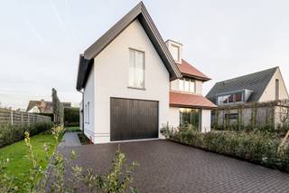 Villa moderne de construction récente dans un quartier calme, idéalement orientée pour une lumière naturelle optimale.<br /><br />Aménagement :<br />Vous êtes accueillis dans un hall d'entrée avec vestiaire et toilettes pour invités. La cuisine spacieuse avec un coin repas agréable est parfaitement reliée au salon lumineux et à la salle à manger, qui offrent un accès direct à la terrasse et au jardin.<br /><br />Au premier étage se trouve la chambre principale avec sa salle de bains privée et son généreux dressing. En outre, il y a deux chambres à coucher de taille normale, chacune avec sa propre salle de douche, et une buanderie pratique.<br /><br />Le deuxième étage comprend deux autres chambres de taille normale, une salle de douche fonctionnelle et des toilettes de nuit séparées.<br /><br />La propriété est finie à un niveau élevé et dispose d'un garage spacieux et de trois places de parking extérieures. (POSIBILITÉ D'ACHETER À 6% TVA !)