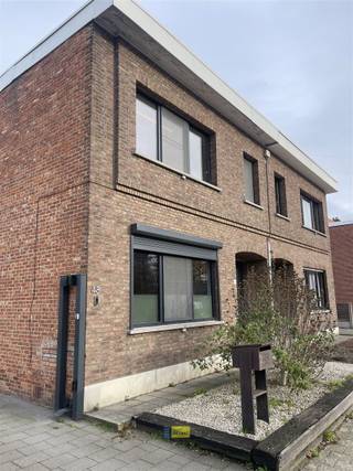 Bij het betreden van de woning komen we op het gelijkvloers in een open geheel met een leefruimte, eetgedeelte en keuken. In de keuken is...