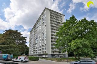 Une place de parking est à vendre dans le parking souterrain situé au 9-11, avenue Roest d'Alkemade.   * Pas de poteaux gênants * Stationnement...