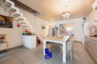 Achter de charmante gevel van deze bescheiden woning schuilt een verrassend ruime en lichtrijke thuis. Gelegen in het bruisende centrum van...