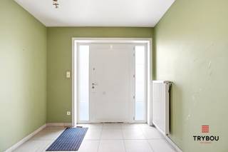In de Steenstraat 24 bevindt zich deze verrassend ruime villa met maar liefst vijf slaapkamers, een grote garage en een bijzonder diepe tuin met een prachtig zicht op de molen!<br /><br />Bij het betreden van de woning komt u binnen in de ruime inkomhal met gastentoilet. Het gelijkvloers biedt een aangename en lichtrijke leefruimte, twee afzonderlijke keukens en een praktische berging. Daarnaast beschikt de woning over een slaapkamer met eigen wastafel en douche. De zeer ruime garage zorgt voor extra opslagplaats.<br /><br />Achteraan beschikt de woning over een bijzonder grote tuin met een uniek uitzicht op de karaktervolle molen. <br /><br />Op de eerste verdieping bevinden zich vier volwaardige slaapkamers en een ruime badkamer uitgerust met een ligbad, douche en toilet. Er is nog een grote zolderruimte, die tal van mogelijkheden biedt als extra opslagruimte.<br /><br />Deze woning combineert ruimte, functionaliteit en een aangename ligging, en biedt heel wat potentieel voor wie op zoek is naar een ruime gezinswoning in Werken.<br /><br />📞 Interesse? Contacteer Thijs, Friedel of Nina:<br />📲 051 57 54 61<br />📧 thijs@grouptrybou.be | friedel@grouptrybou.be | nina@grouptrybou.be