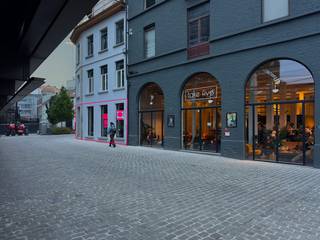 Ontdek deze veelbelovende horecaruimte op een bruisende nieuwe hotspot in hartje Gent, vlak bij het vernieuwde Wintercircus en pal naast Take Five. De buurt ontwikkelt zich razendsnel tot een levendige ontmoetingsplek met een mix van creatieve ondernemers, gezellige bars en kwalitatieve eetgelegenheden.<br />Deze casco handelsruimte biedt een blanco canvas om jouw horecaconcept volledig naar wens uit te bouwen.<br />Met een oppervlakte van 69 m² (volgens EPC-attest) en 4 grote ramen geniet de ruimte van veel natuurlijk licht en sterke zichtbaarheid.<br /><br />Dankzij de centrale ligging, op wandelafstand van de Korenmarkt, de Stadshal en het Wintercircus, is dit de ideale plek voor een koffiebar, lunchzaak, wijnbar of restaurant met karakter.<br /><br />Voor meer informatie of een bezoek? 09 279 11 22 of info@centeroffice.be