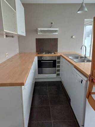 Ruime woning met garage

Deze woning met veel potentieel is gelegen te Marke in een rustige straat nabij centrum.
Totale bewoonbare oppervlakte van maar liefst 251 m2.
De woning beschikt over 4 ruime slaapkamers met eigen douche. 
Verder een ingerichte keuken en mooi salon met parketvloer.
Ruime garage met automatische poort en gezellig terras.