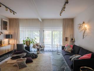 <em>Imposant designappartement met loftallures nabij het Wintercircus en De Krook</em><br /> <br />Dit<strong> uitzonderlijke appartement</strong>, in een vorig leven nog een discotheek met <strong>verzonken dansvloer</strong>, beschikt over <strong>een bruikbare vloeroppervlakte van ca. 221 m² en een terras van ca. 24 m²</strong>.<br /> <br />Aan de voorzijde biedt het appartement <strong>een uitzicht op de Muinkschelde en de Ketelvaart.</strong> Het is <strong>hoogwaardig afgewerkt met uniek maatwerkmeubilair, fineer en een breukstenen vloer</strong>. Een stijlvolle combinatie die zorgt voor <strong>een bijzondere en exclusieve woonbeleving</strong>. Het appartement beschikt in zijn huidige indeling over<strong> één royale slaapkamer en een aparte bureauruimte</strong> die ook kan worden ingedeeld als een tweede aparte slaapkamer<br /> <br />Een ware<strong> opportunitei</strong>t voor wie op zoek is naar <strong>een ruim appartement op een centrale ligging met</strong> <strong>een eigen signatuur</strong><br /> <br /><strong>Samengevat: een indrukwekkende eigendom die zich onderscheidt door haar materialisatie, volume en beleving op wandelafstand van het Wintercircus.</strong><br />(Mogelijkheid tot aankopen van parkeerplaats en fietsenberging voorzien)