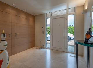 <p>Cette villa exclusive située à Dilbeek bénéficie d’un emplacement particulièrement calme au bout d’une rue sans issue, dans un quartier résidentiel prisé, sur un magnifique terrain de 10a86. À proximité immédiate du centre, de la gare, des transports en commun et de nombreuses commodités, cette propriété allie parfaitement confort moderne, intimité et finitions haut de gamme.</p><p>Derrière le portail automatique, vous accédez à la propriété où plusieurs possibilités de stationnement sont prévues. Le hall d’entrée dispose d’un vestiaire intégré ainsi que de toilettes séparées pour les invités. Le spacieux séjour baigné de lumière séduit immédiatement par son atmosphère chaleureuse, son feu au gaz et ses grandes baies vitrées offrant une belle ouverture sur le jardin. La salle à manger communique harmonieusement avec la cuisine entièrement équipée, réalisée avec des matériaux de qualité et pensée pour un confort quotidien optimal.</p><p>La maison dispose également d’une buanderie pratique ainsi que d’un garage pour une voiture avec porte automatique. Au demi-niveau, un bureau offre un espace idéal pour le télétravail ou peut aisément être aménagé en chambre supplémentaire.</p><p>L’un des grands atouts de cette villa est sans aucun doute sa magnifique piscine intérieure chauffée avec douche, sanitaires et toilettes. Cet espace bien-être bénéficie d’une agréable vue sur le jardin soigneusement entretenu et la terrasse aménagée.</p><p>Le premier étage comprend trois chambres confortables, dont une vaste suite parentale avec salle de douche privative. Une seconde salle de douche avec douche à l’italienne et toilettes complète ce niveau. Au dernier étage, vous découvrirez encore une chambre supplémentaire ou un espace hobby avec accès au grenier.</p><p>Cette villa a également été équipée des dernières technologies pour garantir un confort optimal au quotidien. Vous y trouverez notamment un système domotique complet, la climatisation dans toute la maison, un système d’alarme, du vitrage chauffant, une nouvelle installation de chauffage ainsi qu’une borne de recharge pour véhicule électrique.</p><p>À l’extérieur, vous profitez d’une superbe terrasse aménagée et d’un jardin parfaitement entretenu offrant une grande intimité, idéal pour se détendre en toute tranquillité.</p><p>Cette villa prête à emménager à Dilbeek séduira les amateurs d’espace, de luxe et de confort moderne. Contactez-nous pour organiser une visite et découvrir tout le potentiel de cette propriété exceptionnelle.</p>