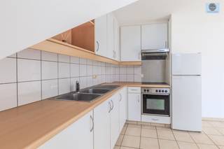 <p><span>LICHTRIJK APPARTEMENT MET 2 SLAAPKAMERS IN CENTRUM GERAARDSBERGEN</span></p><p><span>Richtprijs : 199.000 euro</span></p><p><span> </span></p><p><span>Dit appartement is gelegen in een kleinschalig appartementsblok van 5 appartementen en is gelegen op de derde verdieping.</span></p><p><span> </span></p><p><span>Het appartement bevindt zich in de nabijheid van openbaar vervoer, scholen en winkels.</span></p><p><span> </span></p><p><span>De indeling is als volgt : - inkomhal met toegang tot de lichtrijke leefruimte</span></p><p><span>                                        - open keuken</span></p><p><span>                                        - slaapkamer 1 : +- 16m²</span></p><p><span>                                        - slaapkamer 2 : +- 10m²</span></p><p><span> </span></p><p><span>Verder treft u nog de badkamer met bad, lavabo en toilet en een aparte berging.</span></p><p><span>Gunstig EPC : C</span></p><p><span> </span></p><p><span>Lift aanwezig!!!</span></p><p><span> </span></p><p><span>Conformiteitsattest aanwezig voor verhuring van 10 jaar.</span></p><p><span> </span></p><p><span>Stedenbouwkundig uittreksel/inlichtingen in aanvraag!</span></p><p><span>Voor info of bezoek bel : 0472/29.25.24 of stuur een email naar louis@svena.be.</span></p><p><span>Deze gegevens zijn louter informatief en wij kunnen niet aansprakelijk gesteld worden voor eventuele onjuistheden.</span></p><p><span>De bewoonbare oppervlakte is slechts indicatief.</span></p>