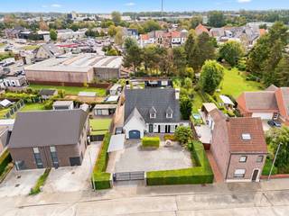 <p><strong>Ben je op zoek naar een uitzonderlijk ruime villa met 4 slaapkamers, een garage, zwembad en uitgebreide wellness in Erembodegem? Zo gevonden!</strong></p>
<p>Deze statige villa combineert een indrukwekkende bewoonbare oppervlakte van ca. 396 m² met een royaal perceel van ca. 1.297 m². Dankzij de ligging in Erembodegem geniet je bovendien van een goede verbinding met de autostrade, belangrijke invalswegen, het openbaar vervoer en de omliggende voorzieningen. De woning beschikt over zonnepanelen, een waterverzachter, een alarmsysteem en diverse andere voorzieningen. De woning heeft momenteel een EPC-label D en wordt verwarmd op stookolie. De combinatie van ruimte, comfort en tal van ontspanningsmogelijkheden maakt deze woning bijzonder geschikt voor wie op zoek is naar een eigendom met net dat tikkeltje meer.</p>
<p>Op het gelijkvloers komen we binnen via de ruime inkomhal, die toegang geeft tot het afzonderlijk toilet en de leefruimte. De woonkamer sluit aan op de ruime eetkamer. Verder is er een volledig uitgeruste keuken, een praktische berging en een ruime garage met tal van voorzieningen. Op de eerste verdieping bevinden zich drie slaapkamers, met oppervlaktes van ca. 21 m², 20 m² en 17 m². Alle slaapkamers zijn voorzien van ingemaakte kasten, waarvan één met volwaardige dressing. Verder beschikt de verdieping over een nachthal en meerdere sanitaire voorzieningen met jacuzzi, douches, ligbad en toilet. Daarnaast is er een ruime zolderruimte van ca. 41 m², die flexibel kan worden ingericht als hobbyruimte, bureau, speelruimte, fitnessruimte of eventueel extra slaapkamer.</p>
<p>Een echte blikvanger is het achterliggende wellnesscomplex van ca. 60 m², waar ontspanning centraal staat. De ruimte omvat onder meer een sauna, infraroodruimte, hammam/douche, aparte douche en toilet, massageruimte, lavabo, minibar en relaxruimte. Ook buiten is het heerlijk vertoeven dankzij de jacuzzi en het verwarmde zwembad.</p>
<p>De woning beschikt daarnaast over een aangename tuin van ca. 405 m², aangelegd met een terras en een ruime veranda van ca. 31 m². De aanwezigheid van vier private buitenstaanplaatsen zorgt bovendien voor extra parkeergelegenheid.<br /><br />Benieuwd naar deze unieke eigendom? Neem vandaag nog contact met ons op en plan uw bezoek!</p>