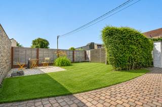 Looking for a house for sale in Pajottegem / Vollezele? This charming corner house is located in a quiet cul-de-sac within walking distance of the town centre, shops and public transport.
The property offers 118 m² of brut space on a 172 m² plot. Its practical layout makes it ideal for singles, couples or anyone working from home.
The ground floor includes an entrance hall, a cosy living room, a fitted kitchen and a practical utility room with direct access outside.
The enclosed front garden provides a pleasant outdoor space and also offers private off-street parking.
The first floor features a spacious multifunctional room that can be used as a bedroom, home office, hobby room or second living area, together with a bathroom fitted with a walk-in shower, washbasin unit and toilet. Large windows provide plenty of natural light.
The converted attic is currently used as a bedroom, offering additional living space.
The property benefits from a new oil-fired boiler, compliant electrical installation and no renovation obligation.
Highlights
Corner house
Quiet cul-de-sac
Walking distance to the centre and public transport
Private parking
Enclosed front garden
New oil-fired boiler
Compliant electrical installation
No renovation obligation