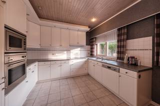 <p><span><strong>Open bebouwing op 21 are met aparte garage/magazijn in Betekom</strong></span></p><p><span>Aan de Soelstraat 75A in Betekom vind je deze vrijstaande woning uit 1991 op een ruim perceel van 21 are. Een mooie kans voor wie een woning naar eigen smaak wil opfrissen en op zoek is naar extra buiten- en bergruimte.</span></p><p><span>De woning beschikt over twee slaapkamers, een ingerichte keuken en een veranda. Met een frisse inrichting en enkele gerichte aanpassingen maak je hier een gezellige thuis van.</span></p><p><span>Een belangrijke troef is de aparte garage/magazijnruimte, met plaats voor opslag, hobby’s of het stallen van een voertuig. Het ruime perceel biedt bovendien heel wat mogelijkheden voor tuinliefhebbers.</span></p><p><span>Benieuwd naar het potentieel van deze woning? Contacteer Radix Vastgoed voor meer informatie of een bezoek ter plaatse.</span></p>
