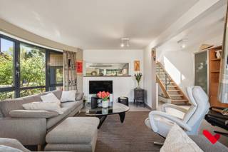 <p>Ruime halfopen bebouwing met prachtige tuin in Kessel-Lo<br /><br /></p>
<p>Ontdek deze bijzonder goed onderhouden halfopen bebouwing, ideaal gelegen in het geliefde Kessel-Lo. Deze woning combineert ruimte, comfort en een uitstekende ligging met veel natuurlijke lichtinval en een aangename, rustige woonomgeving vlak bij de stad. Dankzij de doordachte indeling met een centrale keuken en de aangesloten veranda geniet u van een aangename woonervaring doorheen het hele jaar. <br /><br /></p>
<p>Troeven van deze woning:</p>
<ul>
<li>Halfopen bebouwing met veel privacy</li>
<li>Bijzonder goed onderhouden en instapklaar</li>
<li>Veel natuurlijke lichtinval dankzij grote raampartijen</li>
<li>Functionele en aangename indeling voor optimaal wooncomfort</li>
<li>Kwaliteitsvolle en centrale keuken in het hart van de woning</li>
<li>Praktische extra wasruimte en voldoende bergruimte</li>
<li>Drie volwaardige ruime slaapkamers</li>
<li>Rustige woonomgeving met vlotte verbindingen</li>
<li>Zonnepanelen aanwezig voor extra energiezuinigheid</li>
<li>Fantastisch terras en tuin, ideaal om te genieten van rust en buitenleven</li>
<li>Garage aanwezig met extra parkeermogelijkheden vooraan</li>
<li>Overdekte fietsenstalling voor meerdere fietsen</li>
<li></li>
</ul>
<p><br />Kortom:</p>
<p>Een instapklare halfopen bebouwing met veel licht, een uitstekende staat van onderhoud, gelegen op een toplocatie in Kessel-Lo waar rust en bereikbaarheid perfect samenkomen.<br /><br /></p>
<p>Interesse? Contacteer ons vandaag nog voor een bezoek!</p>