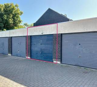 Ruime garagebox op een centrale locatie voorzien van een kantelpoort.Deze garage is te koop ZONDER makelaar via het concept van Smart Houses! Wenst U...